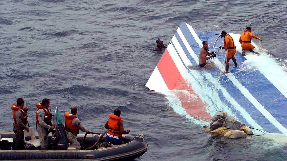 Леденящие душу последние слова пилота перед тем, как самолет Air France врезался в Атлантику, погибли 228 человек.