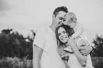 Подготовка к семейной фотосессии на природе.