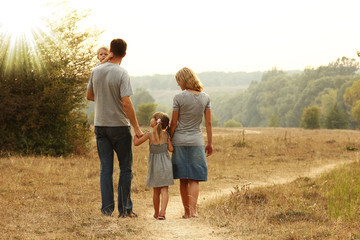 Подготовка к семейной фотосессии на природе.