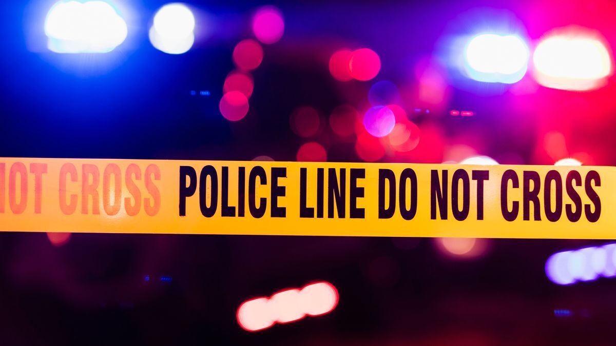 Двое подростков, 17 и 18 лет, погибли в ужасной аварии, когда машину зажало грузовиком