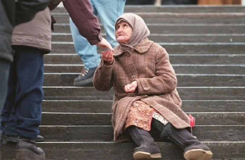 Пенсионеры, получающие пенсию, сегодня живут на грани бедности.