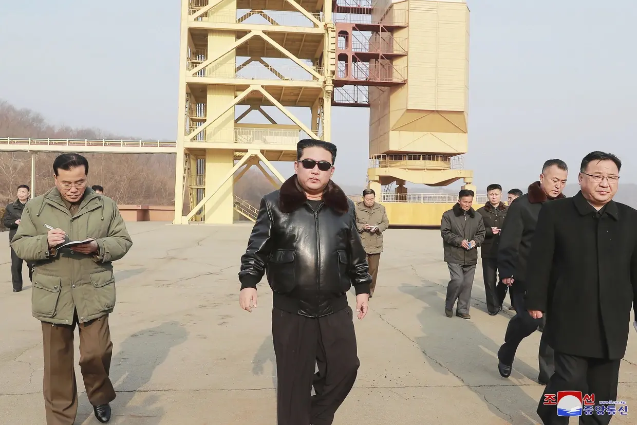 Ким Чен Ын в кожаной куртке