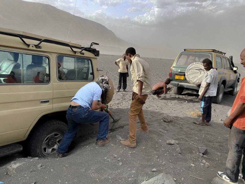 Вглядываясь в вулканы в Кратерном нагорье Танзании