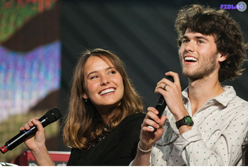 Джон Люк Робертсон — американский писатель и телезвезда, ставший известным и знаменитым после участия в семейном шоу «Утиная династия»