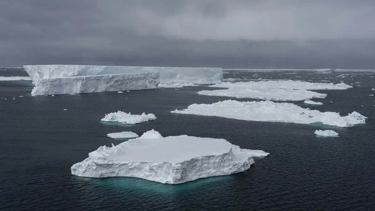 Ледяные щиты Гренландии и Антарктики быстро тают и способствуют повышению уровня моря, свидетельствуют новые спутниковые данные