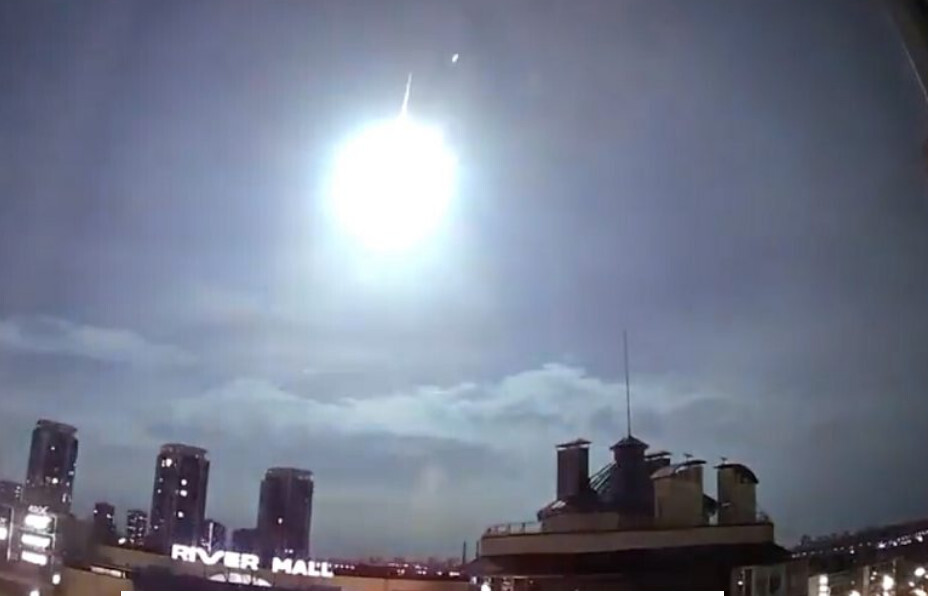 Был ли объект, взорвавшийся в небе над Киевом, спутником НАСА? Жители считают, что это было что-то другое