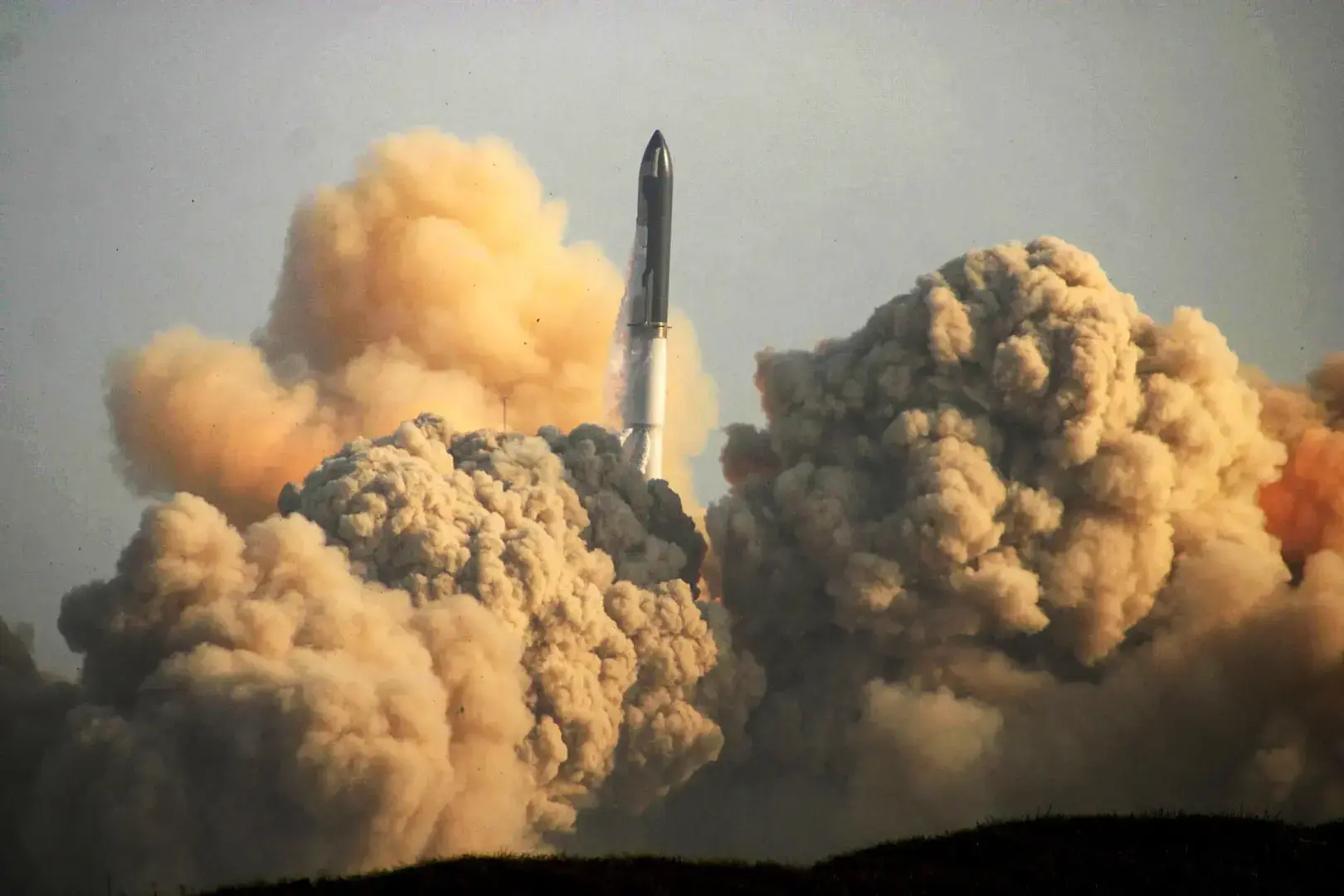 Космический корабль SpaceX поднимает облако пыли, ввергая техасцев в хаос!