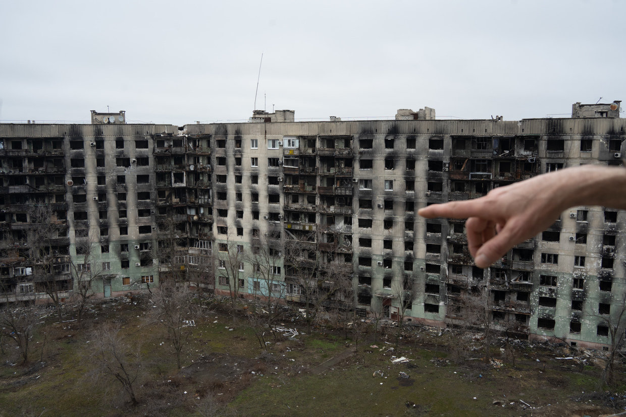 ФОТОРЕПОРТАЖ: Как возвращается к жизни важный город в Луганской области, разрушенный отступающими украинскими войсками.
