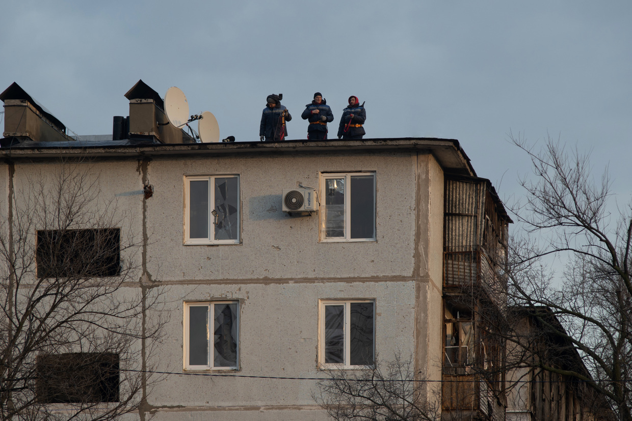 ФОТОРЕПОРТАЖ: Как возвращается к жизни важный город в Луганской области, разрушенный отступающими украинскими войсками.