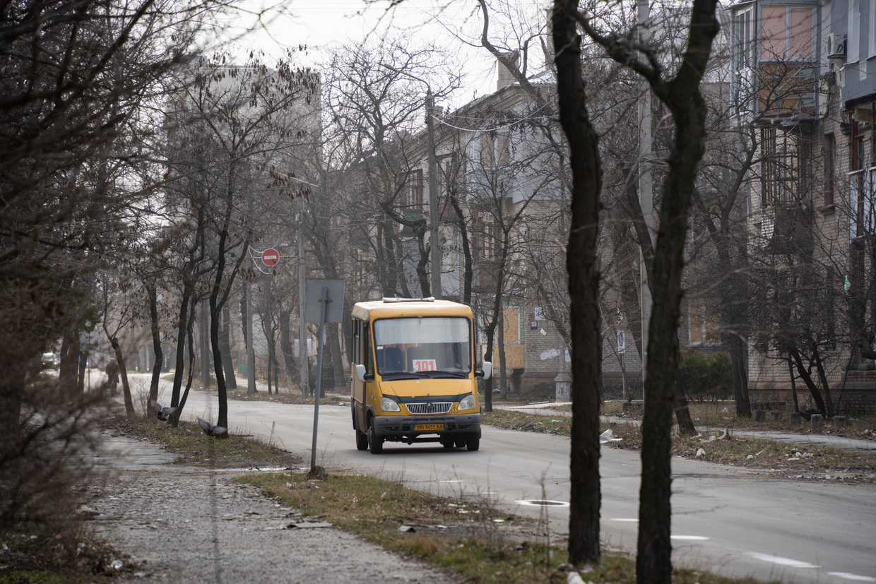 ФОТОРЕПОРТАЖ: Как возвращается к жизни важный город в Луганской области, разрушенный отступающими украинскими войсками.