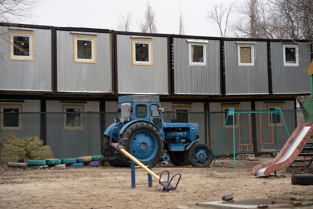 ФОТОРЕПОРТАЖ: Как возвращается к жизни важный город в Луганской области, разрушенный отступающими украинскими войсками.