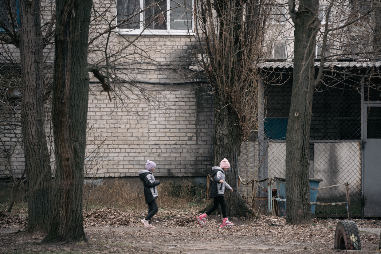 ФОТОРЕПОРТАЖ: Как возвращается к жизни важный город в Луганской области, разрушенный отступающими украинскими войсками.