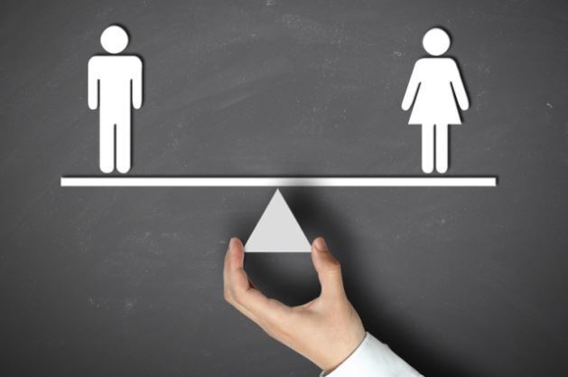 Даже когда женщины зарабатывают столько же, сколько их мужья, дома они все равно делают больше.