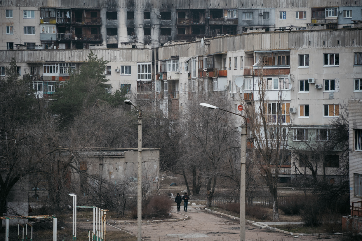 ФОТОРЕПОРТАЖ: Как возвращается к жизни важный город в Луганской области, разрушенный отступающими украинскими войсками.