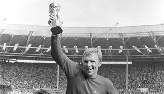 Обращение о возвращении семье Бобби Мура исторической финальной футболки чемпионата мира......