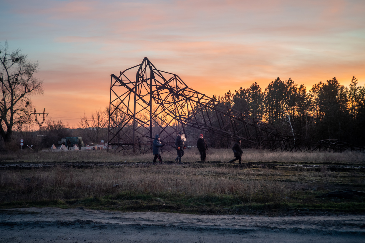ФОТОРЕПОРТАЖ: Как возвращается к жизни важный город в Луганской области, разрушенный отступающими украинскими войсками.