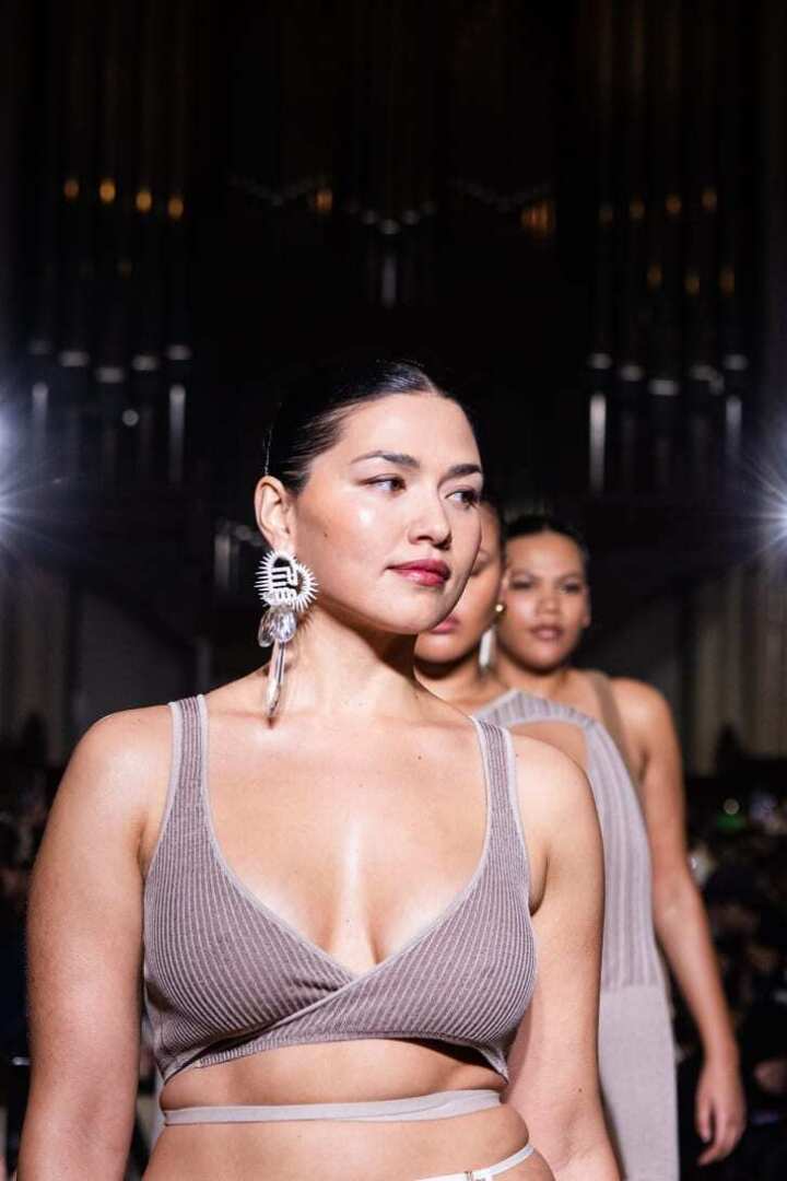 'Окончательный откат назад'. Внутри тревожного подиумного тренда моды.