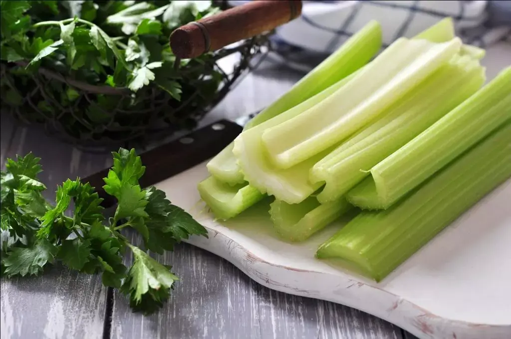 Начинаем готовимся к лету. 6 продуктов, которые помогут сбросить лишний вес и 6 продуктов, которые мешают.