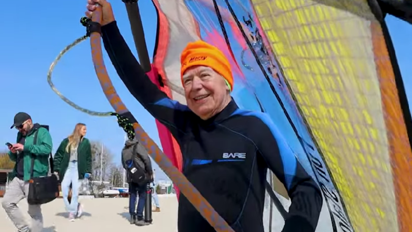 Водный спорт. Старейший в мире 88-летний виндсерфер