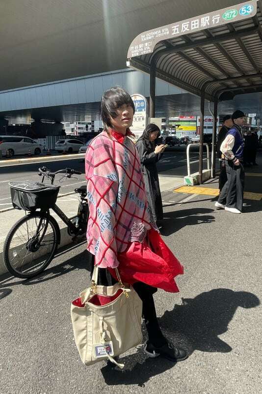 'Японская мода такая свободная': Лучший уличный стиль на Неделе моды в Токио