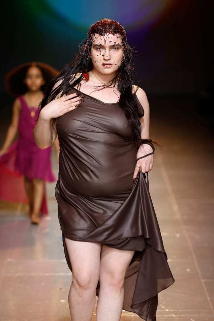 'Окончательный откат назад'. Внутри тревожного подиумного тренда моды.