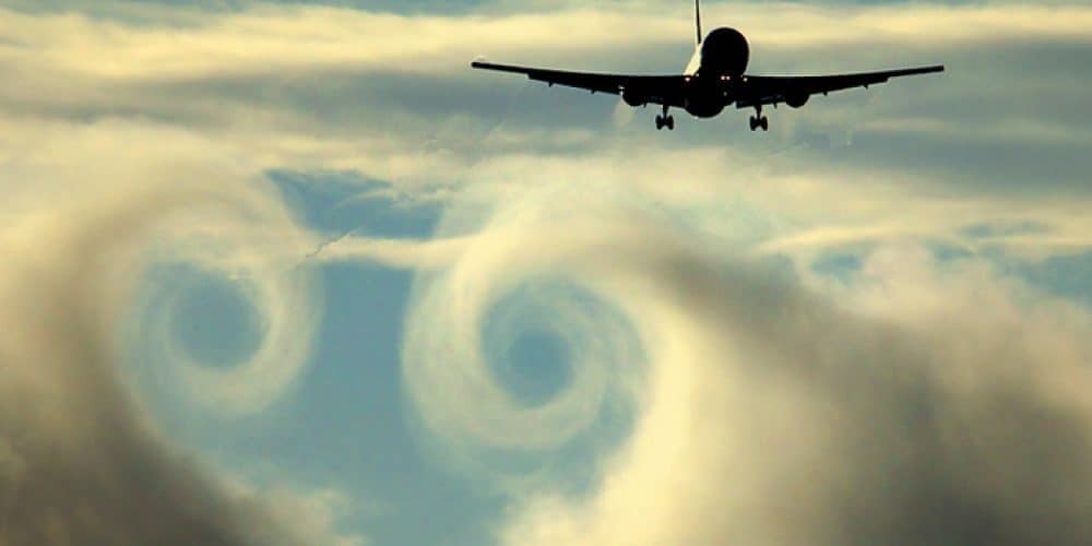 Почему авиапассажиры так бояться турбулентности в полете и впадают в панику и может ли она привести к авиакатастрофе? Рассказываем более подробно!