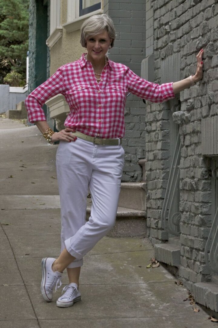 Хотите выглядеть моложаво и стильно: Избегайте этих модных тенденций.