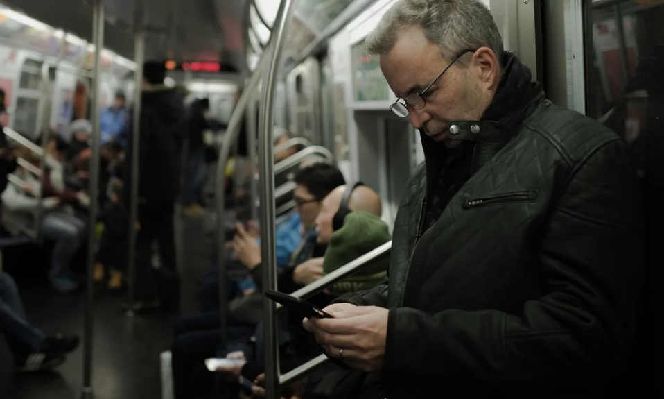 Очистка телефона. Ваш смартфон грязный. Узнайте, как правильно его чистить.