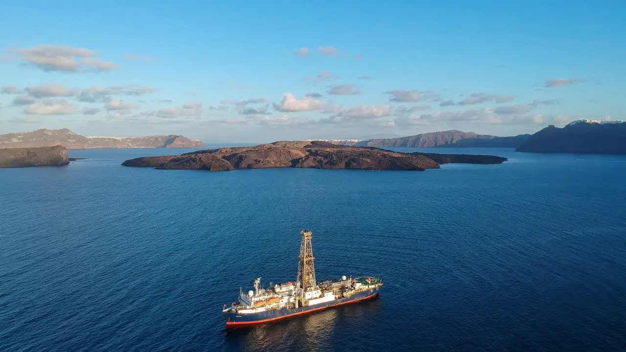 Классическое средиземноморское место для отдыха, расположенное над действующим вулканом.