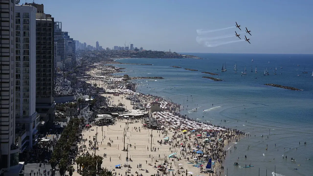 Израильские самолеты участвуют в авиашоу, посвященном 75-летию независимости страны, над парусниками в Средиземном море в Тель-Авиве, Израиль, в среду