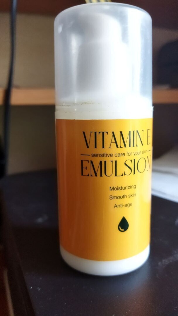 LAKOVI крем эмульсия - это отличный продукт для увлажнения и омоложения кожи. Отзыв моей жены.