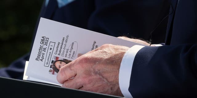 Новости: Байден пойман с заметками-шпаргалками, в которых подробно излагался вопрос репортера, прежде чем позвонить ей во время пресс-конференции.