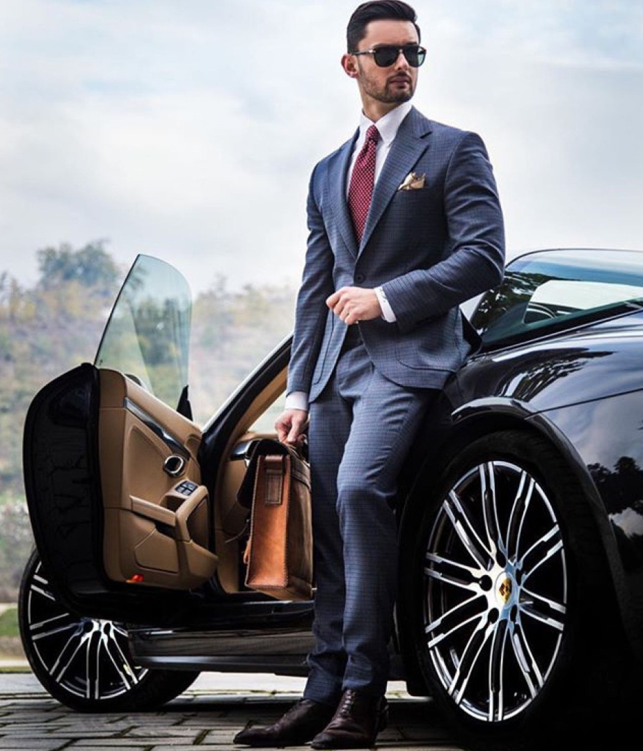 Были три лучших друга. Один был богат, другой был умный, а третий был сильный. Они всегда проводили время вместе и помогали друг другу.И тут