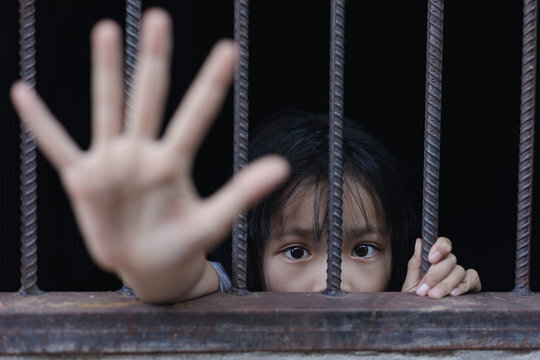 Правительство США занимается торговлей детьми.