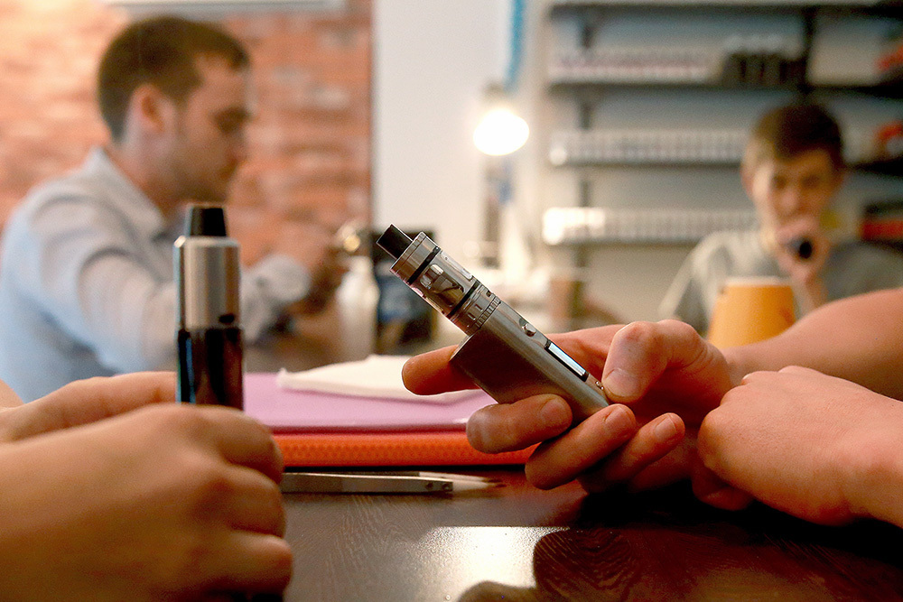 "Курение опасно для здоровья и кошелька": в России многократно вырастут штрафы за продажу вейпов несовершеннолетним