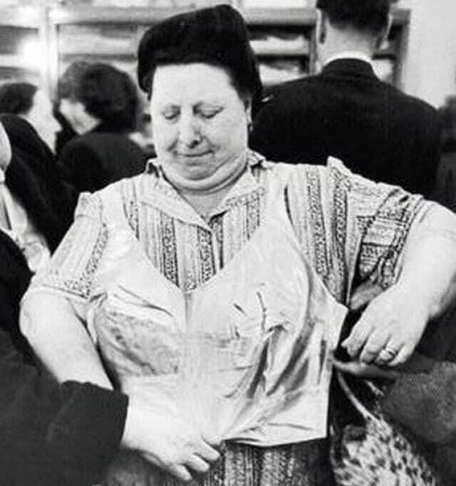 Нижнее бельё времён СССР. "Каждая советская женщина имеет право на качественный бюстгальтер и... панталоны"