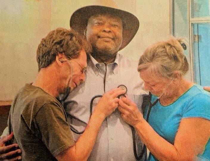 Родители слушают сердцебиение их погибшего 23-летнего сына, которое было пересажено этому мужчине.