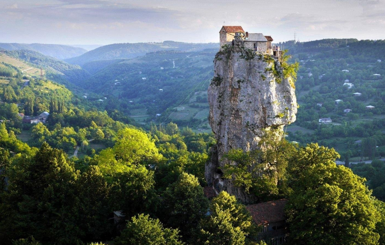 Самые красивые святыни планеты. Какими видами любуются монахи отшельники?