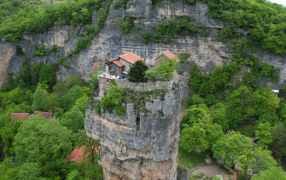 Самые красивые святыни планеты. Какими видами любуются монахи отшельники?