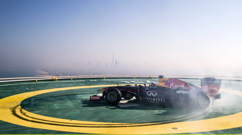 Зачем в Дубае затащили на небоскреб болид за 15 миллионов долларов? Интересное о Дубае.