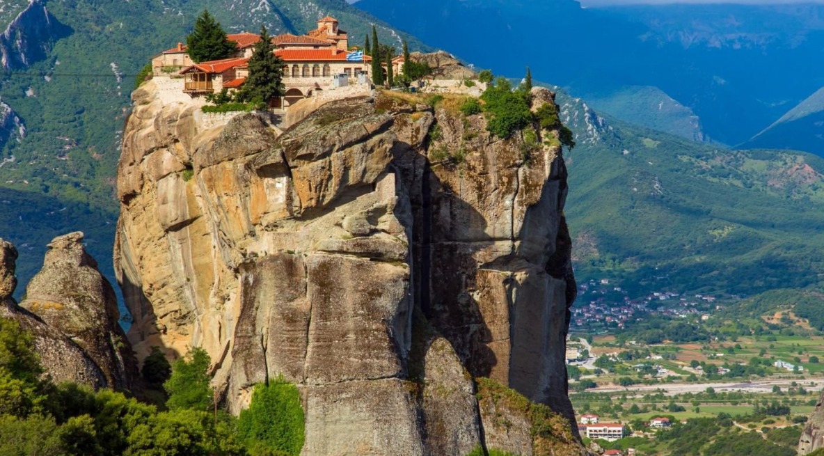 Самые красивые святыни планеты. Какими видами любуются монахи отшельники?