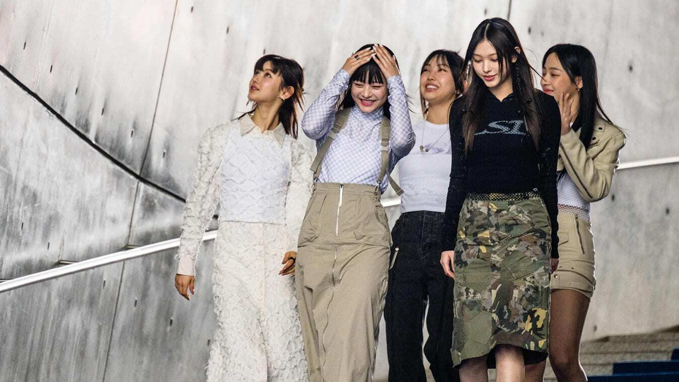 Шоу K-pop группы New Jeans в одночасье стало фаворитом моды.