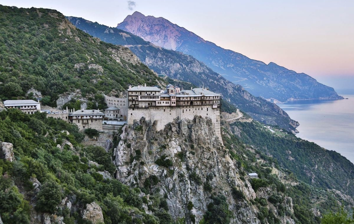 Самые красивые святыни планеты. Какими видами любуются монахи отшельники?