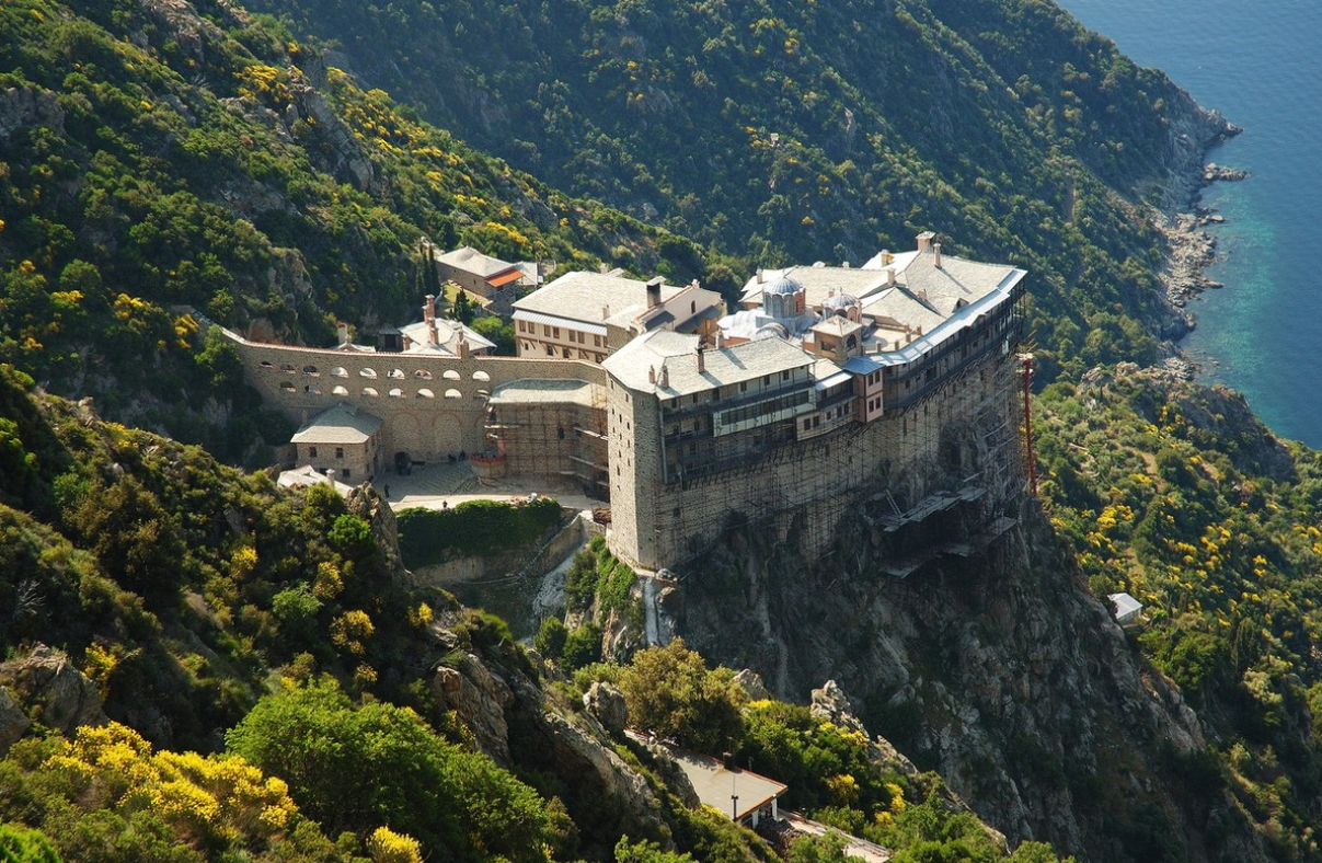 Самые красивые святыни планеты. Какими видами любуются монахи отшельники?