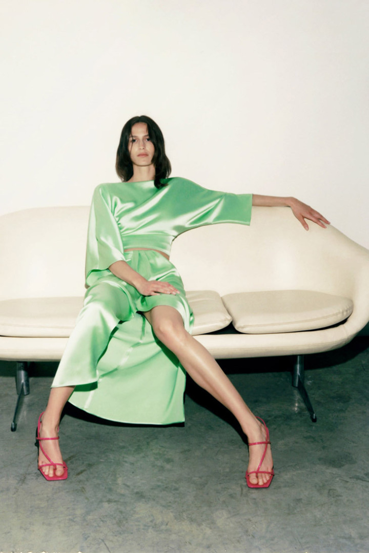 Жанна Кадье моделирует коллекцию ZARA весна лето 2023