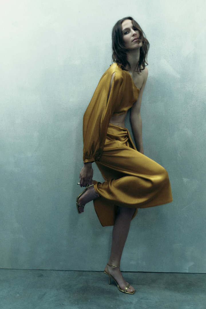 Жанна Кадье моделирует коллекцию ZARA весна лето 2023