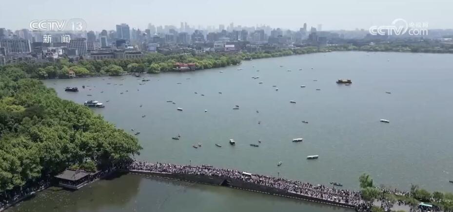 По случаю 1 мая в Китае огромный наплыв туристов. Как празднуют день труда в Китае