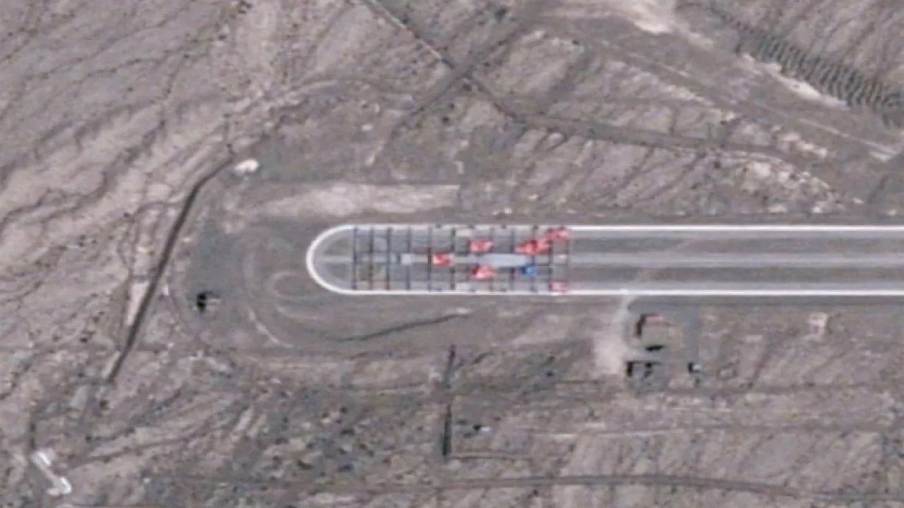 Невиданный ранее китайский военный дирижабль запечатлен на спутниковых снимках удаленной базы в пустыне