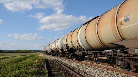 В Брянской области после взрыва с рельсов сошел товарный поезд