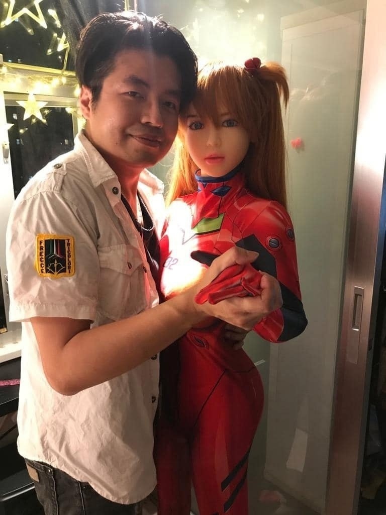 35-летний китаец женился на пластиковой кукле и вот что из этого вышло